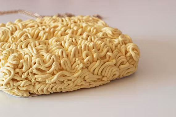 Không gian trong túi có thể đựng được một số đồ như điện thoại, đồ trang điểm, tiền mặt và thẻ ATM.