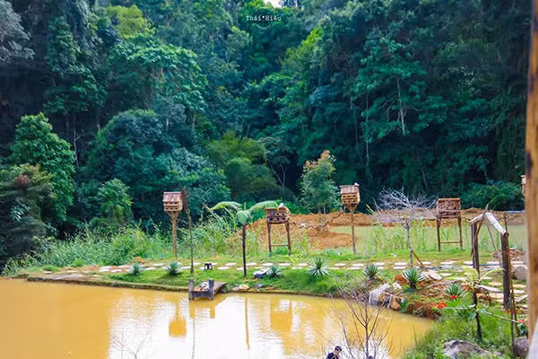Nếu chỉ thoạt nhìn qua ở cổng khu du lịch Hoa Sơn Điền Trang, bạn sẽ thấy không có gì đặc biệt, cho đến khi bạn "chạm" đến những mảng màu xanh mướt, những khu vườn hoa rực rỡ dưới ánh nắng hay những ngôi nhà thoáng gió lộng giữa trời xanh.