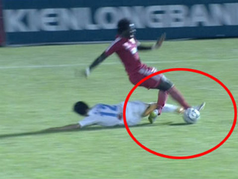 Thanh Hao khien Abass gay chan sau pha vao bong kinh hoang-Hinh-2