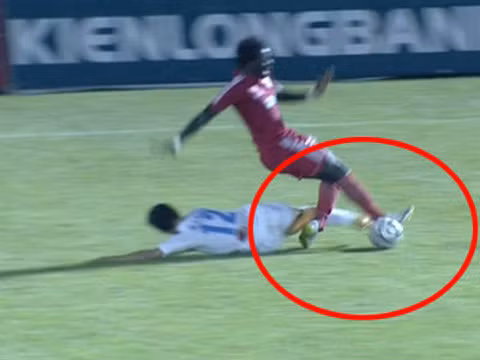 Thanh Hao khien Abass gay chan sau pha vao bong kinh hoang-Hinh-2