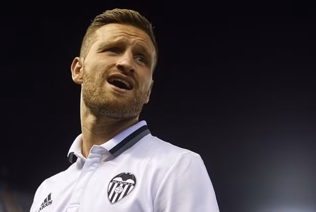 Shkodran Mustafi (Valencia sang Arsenal): HLV Arsene Wenger cần thêm ít nhất một trung vệ có đẳng cấp tương đương Laurent Koscielny để nuôi hy vọng cạnh tranh chức vô địch. Vậy nên với thương vụ chuyển nhượng này "Pháo thủ" cần bày tỏ thiện chí mới mong Valencia hồi tâm chuyển ý và nhượng lại Mustafi trong tuần cuối kỳ chuyển nhượng hè.