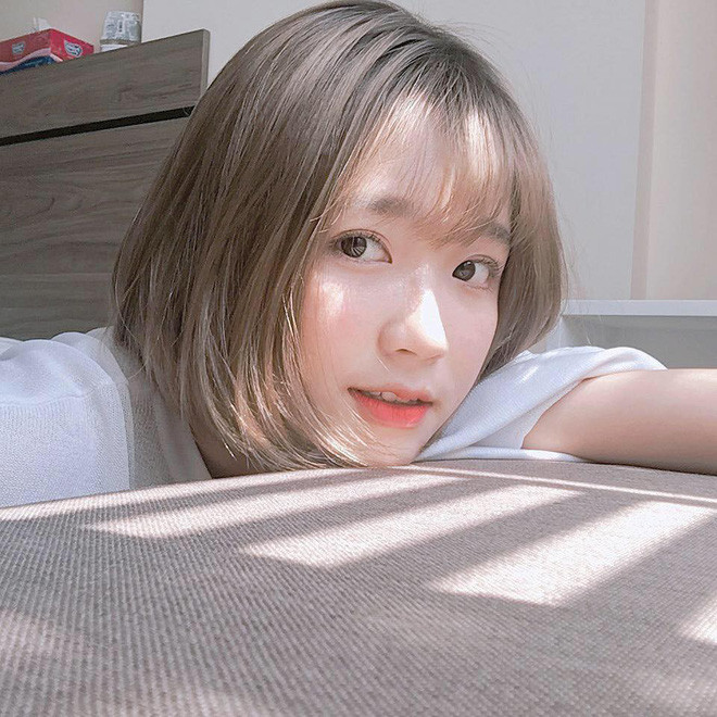 Hoàng Thị Minh Tâm hay còn được biết đến với cái tên Tâm Xíu là cô nữ sinh đã từng gây bão mạng vì tấm ảnh nháy mắt với nhan sắc vô cùng ngọt ngào đáng yêu.