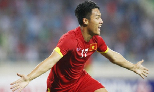 Mạc Hồng Quân ghi bàn từ chấm phạt đền.