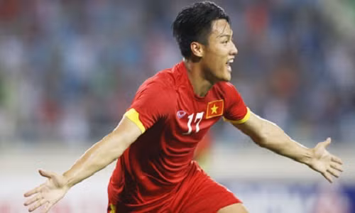 Mạc Hồng Quân ghi bàn từ chấm phạt đền.