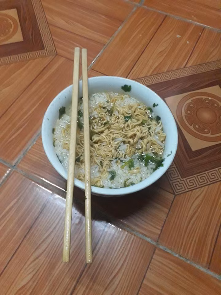 Tất cả những điều được nhắc đến bên trên không còn đơn giản chỉ là món ăn nữa, đối với các thế hệ 9x trở ngược lại, đây là kỷ niệm, là tuổi thơ, là huyền thoại, không gì có thể thay thế được.