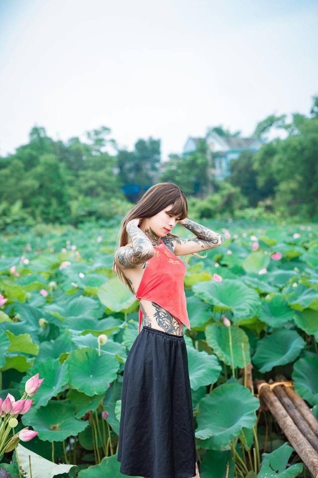 Bên cạnh đó, vẫn còn một số người đưa ra ý kiến trái chiều rằng, bộ ảnh của nam sinh xăm trổ này đã phá vỡ hình mẫu chuẩn của concept ao sen và đây chẳng khác gì "ngồi xổm" lên nghệ thuật.