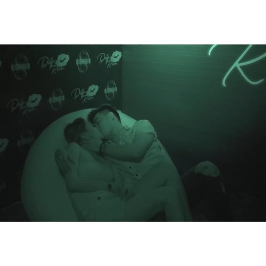 Việc tìm kiếm người yêu bằng tiếp xúc cơ thể giữa những người xa lạ được đánh giá là không phù hợp với quan điểm về tình yêu chân chính đối với số đông.