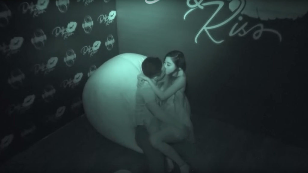 Còn nickname Mai Hàn bình luận: "Hãy đưa ngay game show hẹn hò nhảm nhí, phản cảm này ra đảo. Nó ảnh hưởng đến hình ảnh của một đất nước và đặc biệt là người con gái Việt Nam. Chưa biết nhau là ai, nói chuyện được dăm ba câu đã lao vào hôn tới tấp".