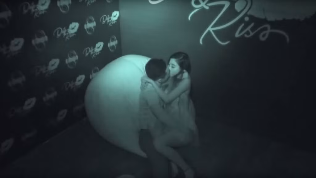 Còn nickname Mai Hàn bình luận: "Hãy đưa ngay game show hẹn hò nhảm nhí, phản cảm này ra đảo. Nó ảnh hưởng đến hình ảnh của một đất nước và đặc biệt là người con gái Việt Nam. Chưa biết nhau là ai, nói chuyện được dăm ba câu đã lao vào hôn tới tấp".