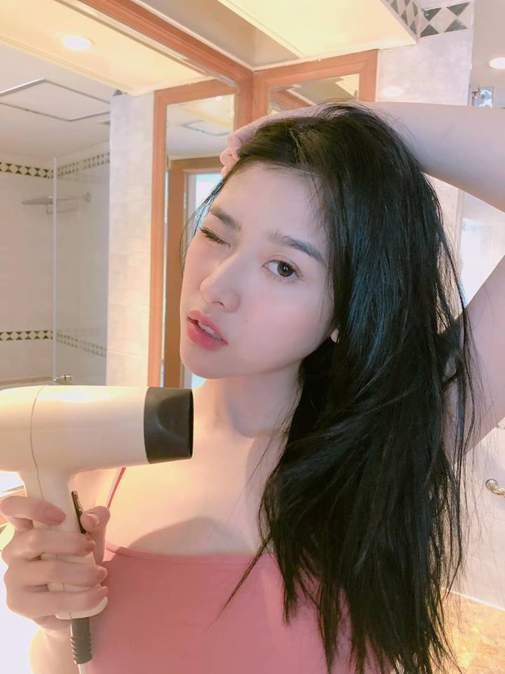 Những bức ảnh nhận về nhiều phản ứng khác nhau từ cư dân mạng. Nhiều người khen ngợi ảnh cũng như nhan sắc Ngọc San. Số khác lại đặt nghi vấn với vòng một và cả gương mặt xinh đẹp của cô nàng.