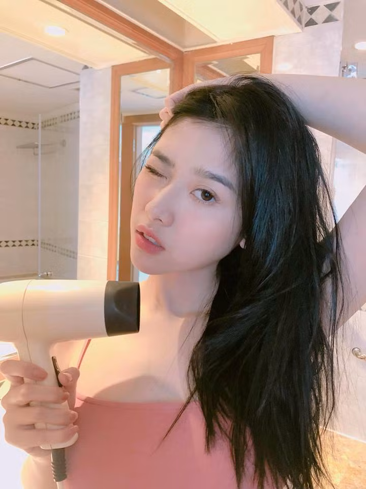 Những bức ảnh nhận về nhiều phản ứng khác nhau từ cư dân mạng. Nhiều người khen ngợi ảnh cũng như nhan sắc Ngọc San. Số khác lại đặt nghi vấn với vòng một và cả gương mặt xinh đẹp của cô nàng.