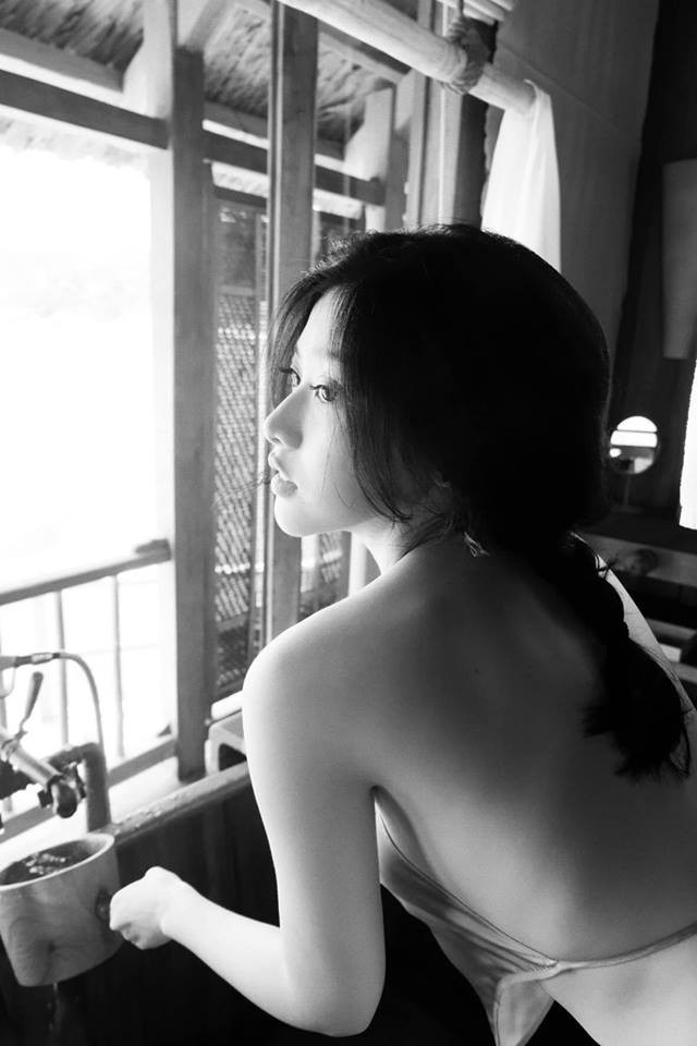 Chỉ sau ít phút nhận diện khuôn mặt, dân mạng đã đọc vanh vách các thông tin về cô gái mặc áo yếm sexy. Đó là Thái Ngọc San, 21 tuổi, là người mẫu ảnh tự do.