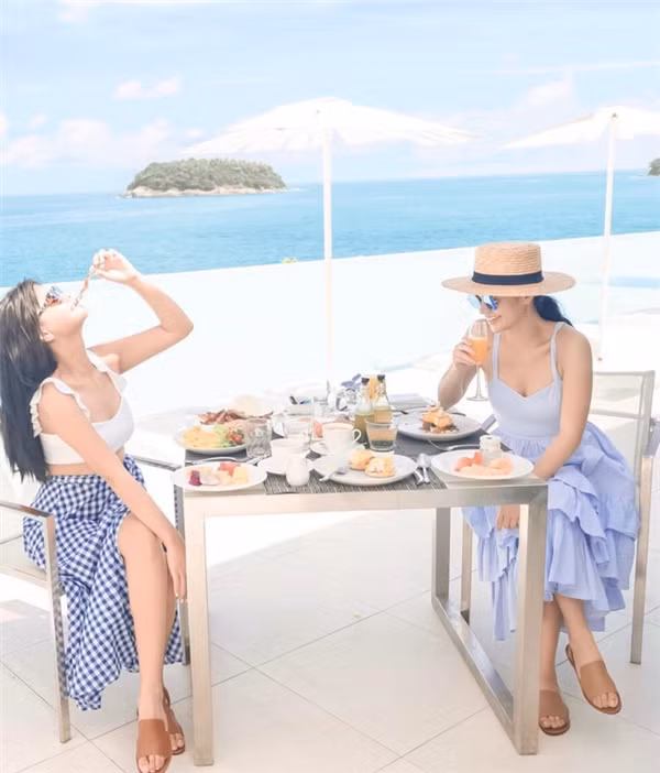 Cặp chị em người Philippines được nhắc tới có tên Vern và Verniece, hiện họ đang là hai trong số những blogger nổi bật nhất của đất nước có bốn mặt là biển.