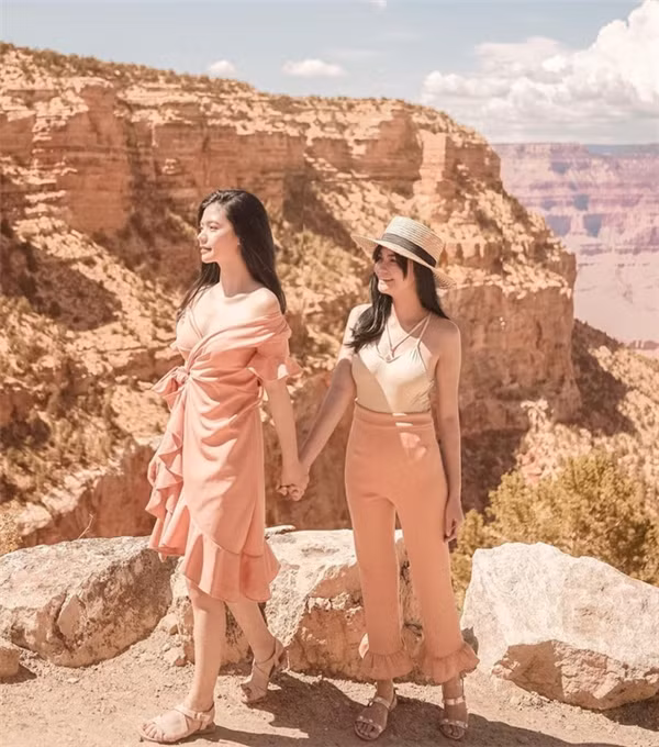 Sở hữu ngoại hình và phong cách ăn mặc gần gần giống nhau, Vern và Verniece từng bị nhầm là chị em sinh đôi. Nhưng sự thật là Vern lớn hơn em gái Verniece của mình một tuổi.