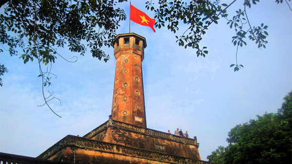 Cột Cờ Hà Nội (nằm trên đường Điện Biên Phủ, thuộc quận Ba Đình) được xây dựng từ thời vu Gia Long là một sự lựa chọn tuyệt vời nếu bạn quan tâm tới các di tích lịch sử.