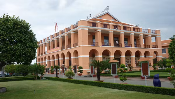 Tọa lạc tại số 1 Nguyễn Tất Thành, phường 12, quận 4, TP.HCM, bến cảng Nhà Rồng cũ từng là nơi Bác Hồ ra đi tìm đường cứu nước trên con tàu Đô đốc Latouche - Tresville.