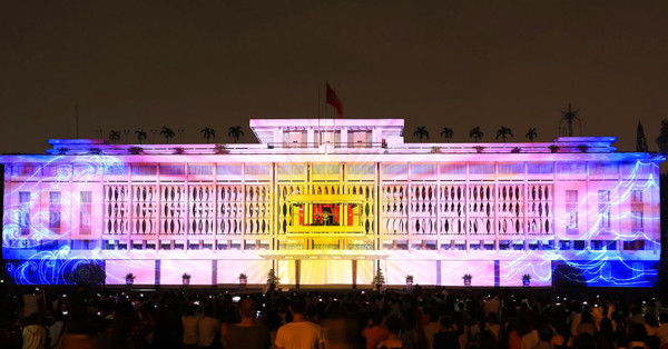 Tham quan Dinh Thống Nhất, du khách có thể chiêm ngưỡng tận mắt nhiều vật phẩm từ chế độ cũ cũng như nhiều chứng tích ghi dấu thời khắc ngày độc lập 30/4/1975.