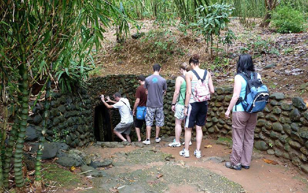 Địa đạo Củ Chi là một di tích lịch sử cách mạng nổi tiếng, thuộc xã Phú Mỹ Hưng, huyện Củ Chi (cách TP.HCM 70km về phía Tây Bắc) được hình thành từ khoảng thời gian 1946-1948, trong thời kỳ kháng chiến chống thực dân Pháp.