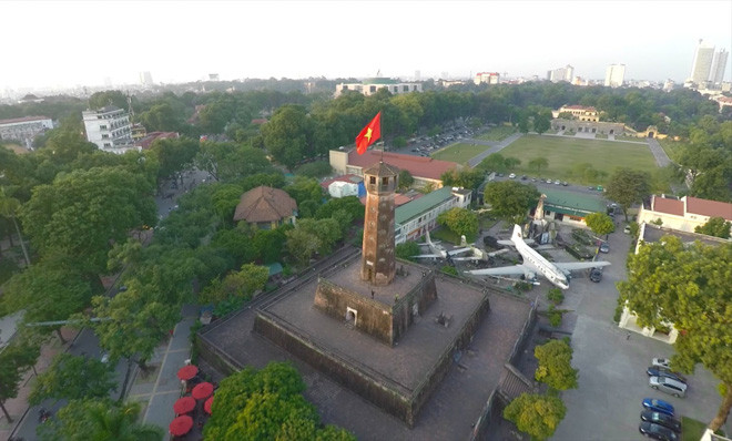 Cột Cờ nằm trong Bảo tàng Lịch sử Quân sự thuộc khu di tích Hoàng Thành Thăng Long. Nơi đây còn lưu giữ rất nhiều những loại khí tài quân sự của quân đội Việt Nam phục vụ cho cuộc chiến tranh giành lại độc lập cho đất nước.