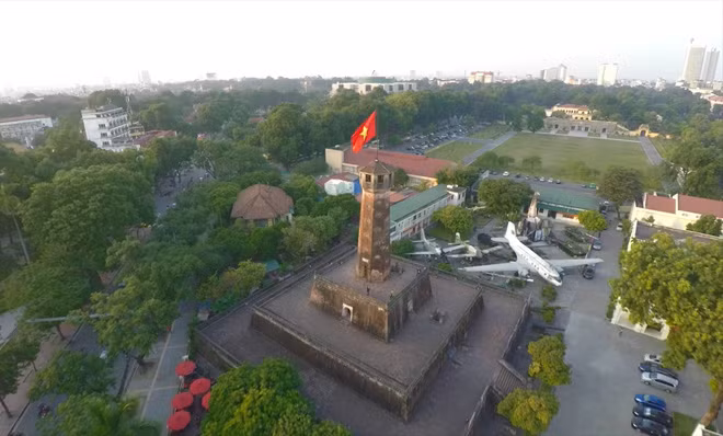 Cột Cờ nằm trong Bảo tàng Lịch sử Quân sự thuộc khu di tích Hoàng Thành Thăng Long. Nơi đây còn lưu giữ rất nhiều những loại khí tài quân sự của quân đội Việt Nam phục vụ cho cuộc chiến tranh giành lại độc lập cho đất nước.