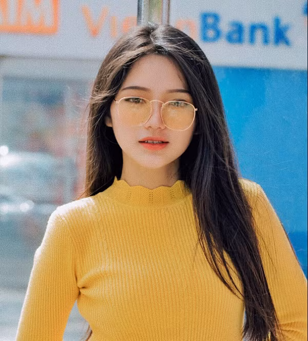 Trâm Anh đã từng lọt Top 20 Miss Áo dài Nữ sinh Việt Nam 2015 và giành ngôi quán quân cuộc thi Nam sinh - Nữ sinh thanh lịch 2016 - 2017 do Đoàn TNCS TP Vũng Tàu tổ chức. Chắc chắn trong chặng đường sắp tới, Trâm Anh sẽ tỏa sáng hơn nữa với tài năng và vẻ đẹp đằm thắm dịu dàng của mình.