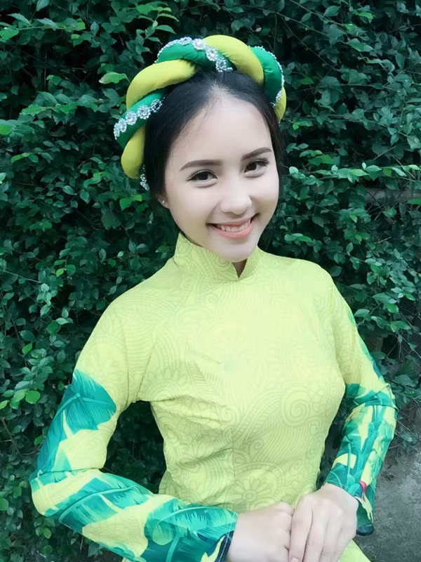 Sở hữu chiều cao 1m57 cùng những thành tích nổi bật như nhiều năm liền là học sinh giỏi, vinh dự là gương mặt đại diện dự thi văn nghệ tại các tỉnh lớn như Điện Biên, Hà Nội, Nha Trang,…