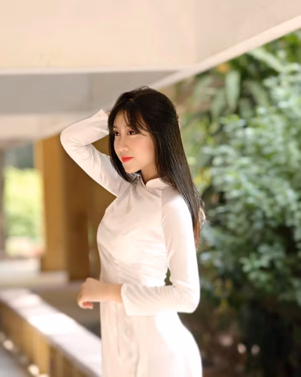 SBD 000745 – Lục Hồng Mai (16 tuổi): Tham gia cuộc thi ngay từ những ngày đầu phát động, Lục Hồng Mai đã gây ấn tượng mạnh với tất cả mọi người ngay từ cái tên của mình. Xinh đẹp, duyên dáng, Mai từng lọt TOP 15 cuộc thi 'Nét đẹp Tràng An' do thành phố Hà Nội kết hợp Nhà Văn Hóa học sinh - sinh viên tổ chức.