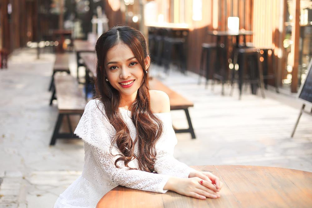 Bên cạnh việc phải nghiên cứu nội dung, kịch bản thật kĩ để tránh sai sót, Thanh Trúc 9X phải có mặt ở đài từ sớm để make up, trao đổi với ê kíp để kịp dẫn bản tin sáng.