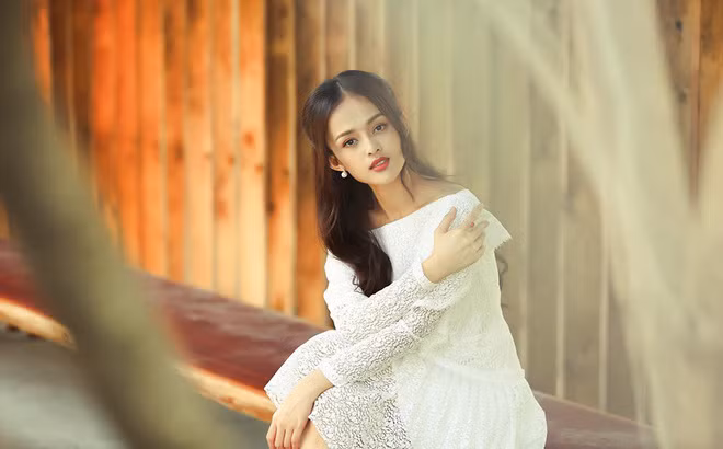 Trước đây, công chúng thường quen gọi nữ viên viên sinh năm 1995 là Thanh Trúc. Song vì trong showbiz Việt có rất nhiều đàn chị trùng tên, chính vì thế trong lần trở lại này, cô lựa chọn nghệ danh "Thanh Trúc 9X" để dễ phân biệt.