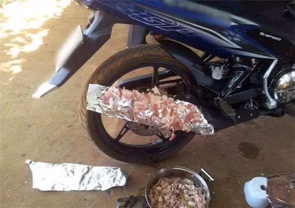 Với dân mạng đặc biệt là những phượt thủ, thì món thịt nướng ốp bô là món ăn cực sáng tạo và ngẫu hứng.