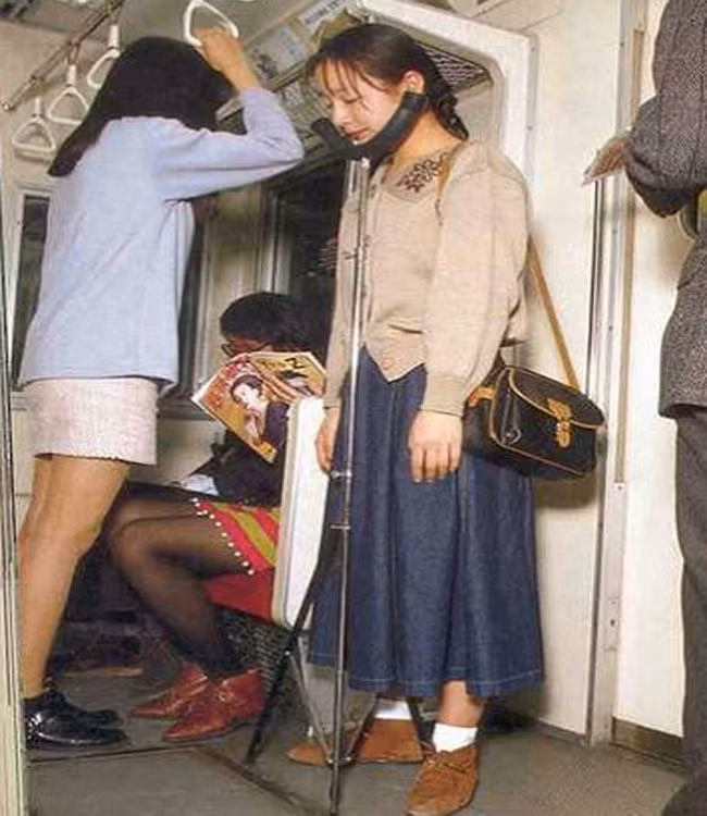 Vừa được ngủ mà không phải mỏi tay giữ, cô gái trên đã sáng tạo ra công cụ giá đỡ đứng trên tàu điện ngầm khi rơi vào cảnh không có ghế.