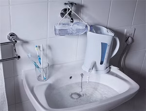 Khi vòi nước ở quá cao còn người dùng thì không muốn ướt áo, họ đã chọn cơ chế bình tràn để tạo ra sự khác biệt.