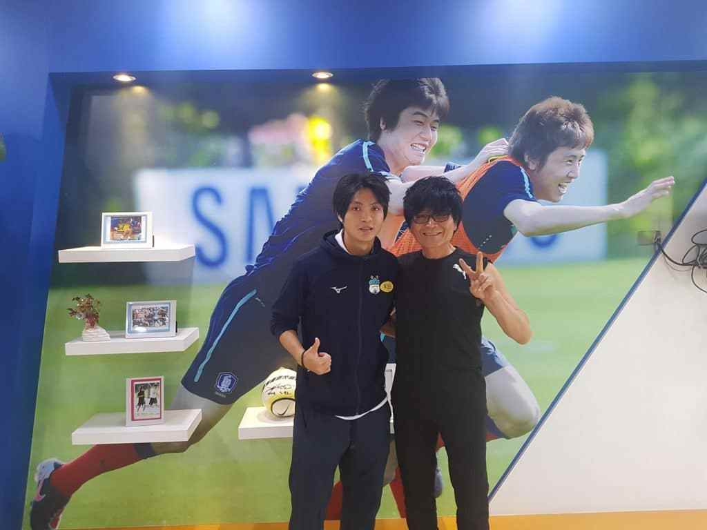 Mới đây, thông tin cựu tiền vệ U23 Việt Nam trở lại tập luyện sau thời gian dài điều trị chấn thương khiến NHM vui mừng. Chưa dừng lại ở đó, Tuấn Anh xuất hiện với kiểu đầu mới cực lãng tử thay cho mái tóc dài ngày xưa cũng là điều được nhiều người chú ý.