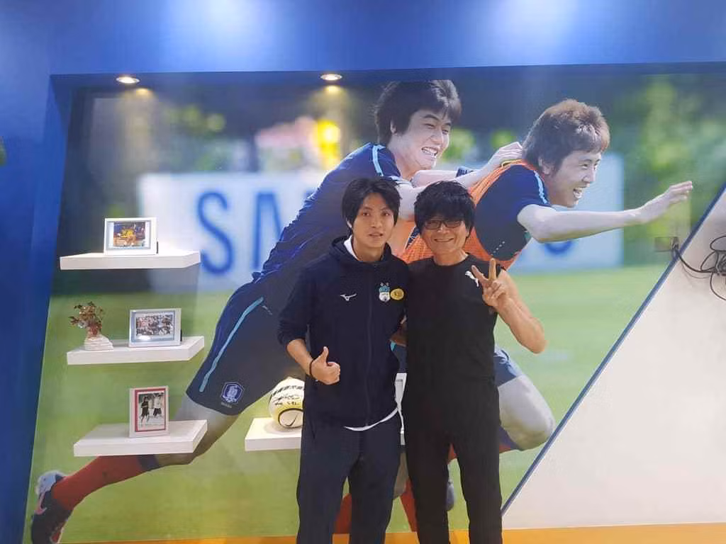 Mới đây, thông tin cựu tiền vệ U23 Việt Nam trở lại tập luyện sau thời gian dài điều trị chấn thương khiến NHM vui mừng. Chưa dừng lại ở đó, Tuấn Anh xuất hiện với kiểu đầu mới cực lãng tử thay cho mái tóc dài ngày xưa cũng là điều được nhiều người chú ý.