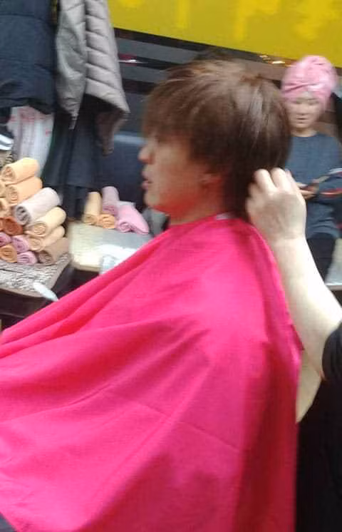 Không chỉ cắt cho gọn gàng, tiền vệ Tuấn Anh đã nhuộm tóc để làm mới chính bản thân mình.