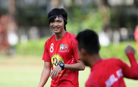 Lúc này, mỗi ngày các bác sĩ đều dành 6 tiếng để điều trị và tập luyện cho Tuấn Anh với công cụ và máy móc hiện đại (3 tiếng buổi sáng và 3 tiếng buổi chiều).