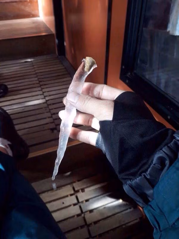 Băng giá đóng dạng nhũ đá được bẻ trên đỉnh Fansipan. Ảnh sử dụng trong bài: Sưu tầm Facebook.