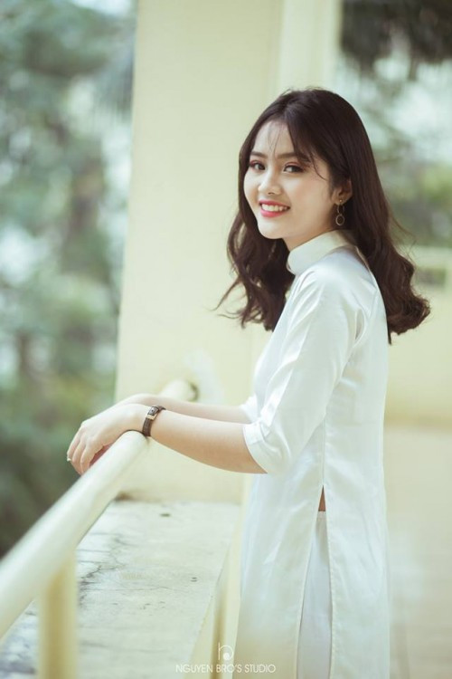 Nụ cười tươi rói, mái tóc dài dịu dàng là những ấn tượng ban đầu Linh Kiều mang đến cho những người ngắm mình.