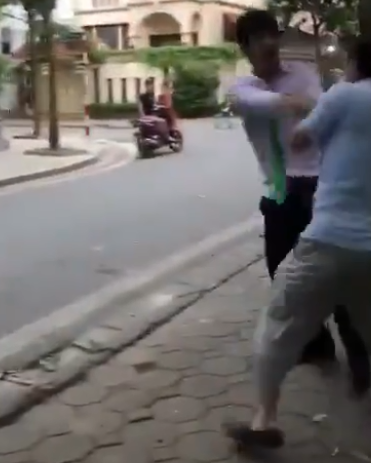 Khi bị đánh phủ đầu người lái taxi đã có những hành động đáp trả những đã được người dân xung quanh khuyên can.