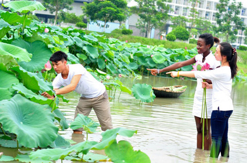 Các bạn sinh viên thỏa sức tạo dáng để ghi lại những hình ảnh đẹp nhất.