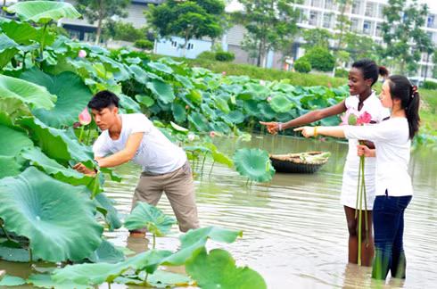 Các bạn sinh viên thỏa sức tạo dáng để ghi lại những hình ảnh đẹp nhất.