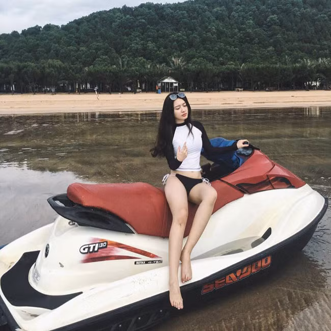 Lần mò vào trang cá nhân của Minh Phương, nhiều người còn phải trầm trồ khen ngợi rằng nữ biker 9X không đứng cạnh những chiếc xe hầm hố, mà còn quyến rũ và gợi cảm đến bất ngờ trong những bộ đồ sporty.