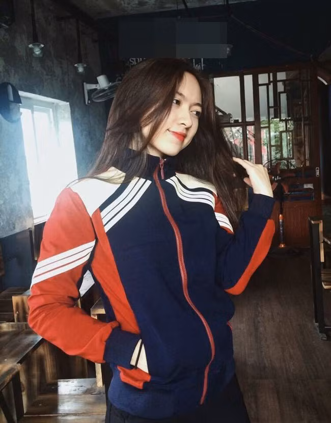 Cách đây không lâu, Minh Phương cũng được báo chí nhắc đến với bộ ảnh cưới đẹp như mơ trên những cung đường phượt. Thay vì chỉ diện vest, áo cưới, chụp ảnh tại studio, hai vợ chồng cô bạn 9X này đã "xách xe lên và đi", thực hiện một bộ ảnh cưới đầy tự do, phóng khoáng.