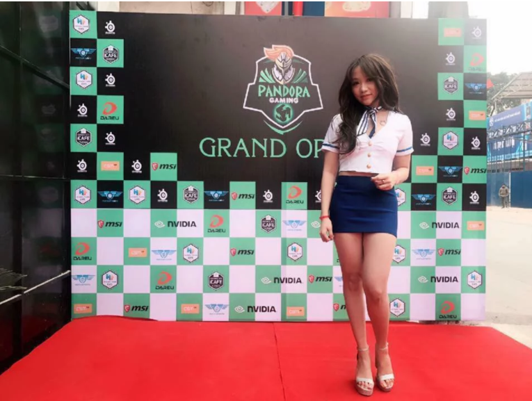 Khuôn mặt tái nhợt cùng đôi mặt thâm quầng, mụn mọc lấm tấm chính là gương mặt hiện tại của nữ streamer game Hera Kiều Anh.