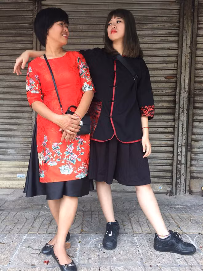 Bên cạnh đó, nhiều người cũng không quên xuýt xoa và gửi lời khen đến nhan sắc trẻ trung, tươi tắn của các mẹ.