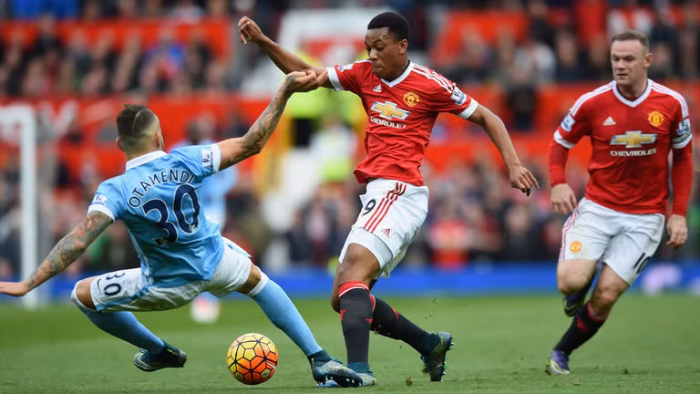 Martial (đỏ) là điểm sáng của Man United mùa trước. Nhưng mùa này, anh lại đang gây thất vọng với màn trình diễn nhạt nhòa. Nếu không tìm lại phong độ đỉnh cao, Martial hoàn toàn có thể bị thay thế bởi Marcus Rashford ở những trận tới.