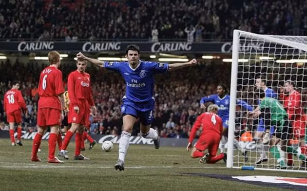 Mateja Kezman đến Chelsea với kỳ vọng sẽ làm được hơn những gì anh đã làm được trong màu áo của PSV (105 bàn/ 122 trận), tuy nhiên với đôi chân nặng áp lực, cầu thủ quốc tịch Hà Lan này chỉ ghi được 7 bàn sau 41 trận khoác áo Chelsea trong triều đại Mourinho.