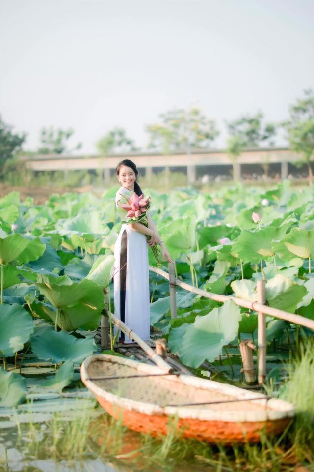 Hồ sen trường ĐH FPT khá rộng, nằm tại cơ sở Hòa Lạc (cách trung tâm TP khoảng 30km). Những ngày đầu tháng 6, đầm sen này nở rộ. Mỗi ngày, nơi đây đều thu hút nhiều bạn trẻ, các cặp đôi yêu nhau tới chụp ảnh check-in.