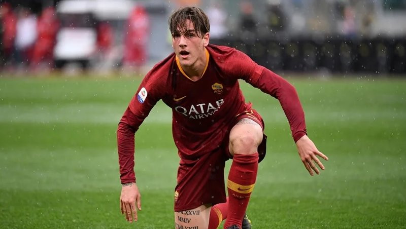 Mới đây, đã xuất hiện những tin đồn về việc Bayern Munich cũng sẽ tham gia cuộc đua giành chữ kí của Zaniolo và “hùm xám xứ Bavaria” sẵn sàng bỏ ra 50 triệu euro để đàm phán với AS Roma.