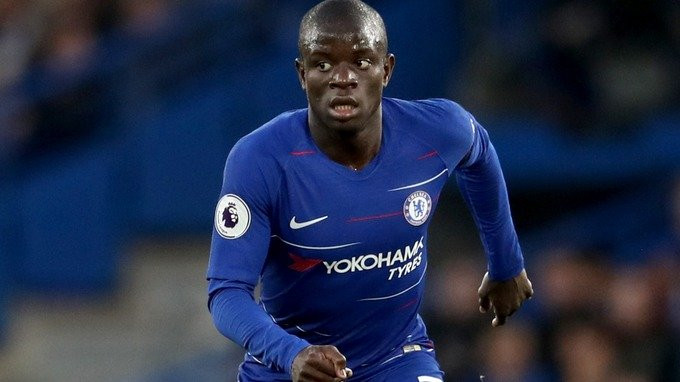 Le10Sport đã bất ngờ đăng tải, Juventus và Real đã đánh tiếng tới Chelsea về thương vụ chuyển nhượng tiền vệ N’Golo Kante. Ngoài hai “ông lớn” trên, PSG cũng đang rất quan tâm tới ngôi sao người Pháp này.